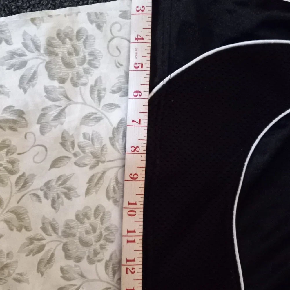 Black shorts. - Picture 8 of 8